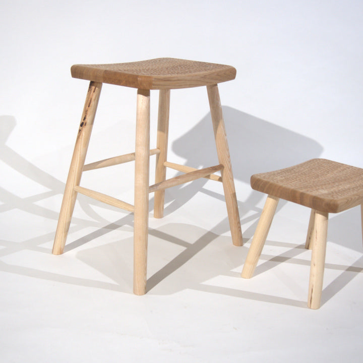 LAKE MITTEL - Hocker aus Holz - in klassischer Windsor-Machart - mittel | Hartholzdesign