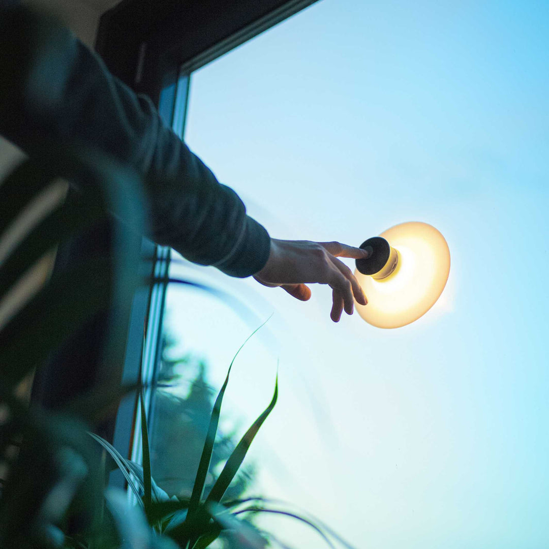 NEOZOON - Akkulampe mit Saugnapf | Lukas Heintschel