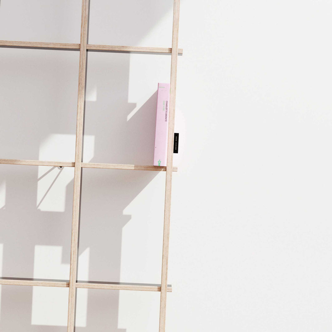 SCHLAGSEITE - Bücherregal mit Neigung | BREUER & BONO