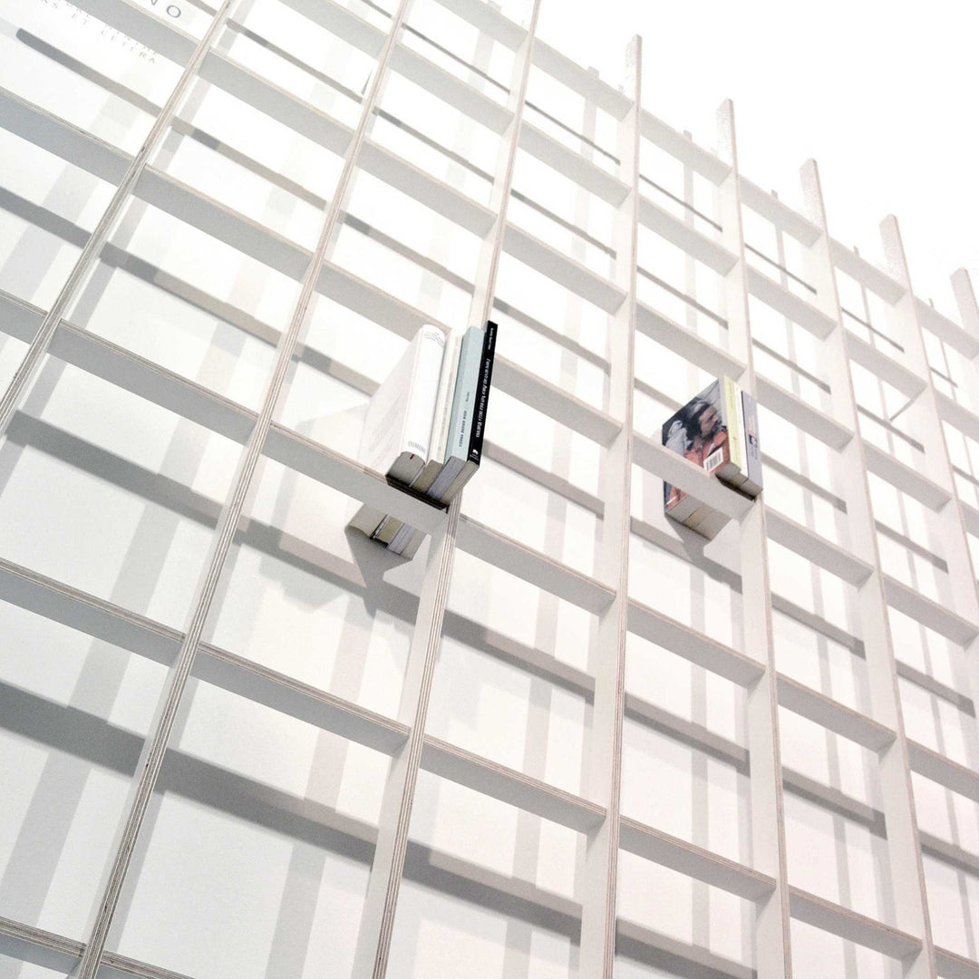 SCHLAGSEITE - Bücherregal mit Neigung | BREUER & BONO