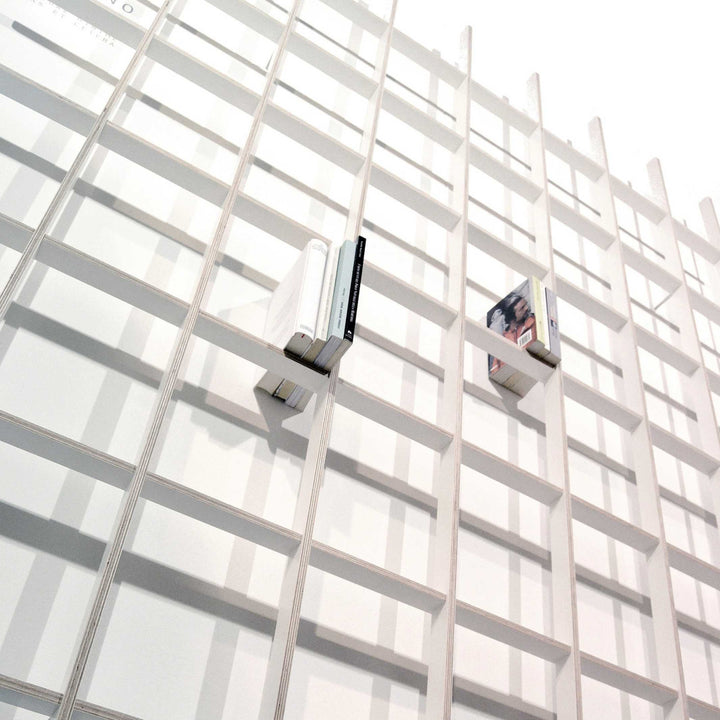 SCHLAGSEITE - Bücherregal mit Neigung | BREUER & BONO