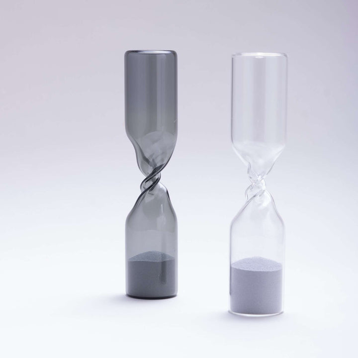 TIMELESS - meditative hourglass without timekeeping - mouth-blown clear glass - Studio Cohaku | 100percent
