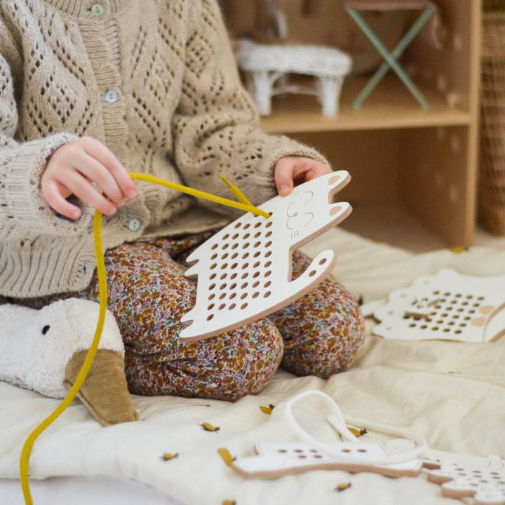 SOPHIA THE CAT - wooden lacing toy - Montessori | milin