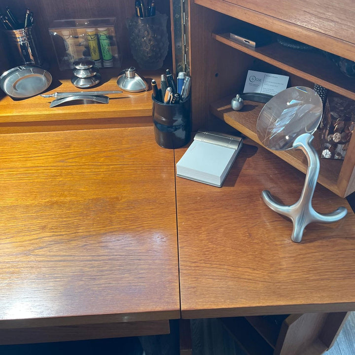 VERA MAGNIFYING GLASS - Sculptural magnifying glass made of stainless steel | Craighill