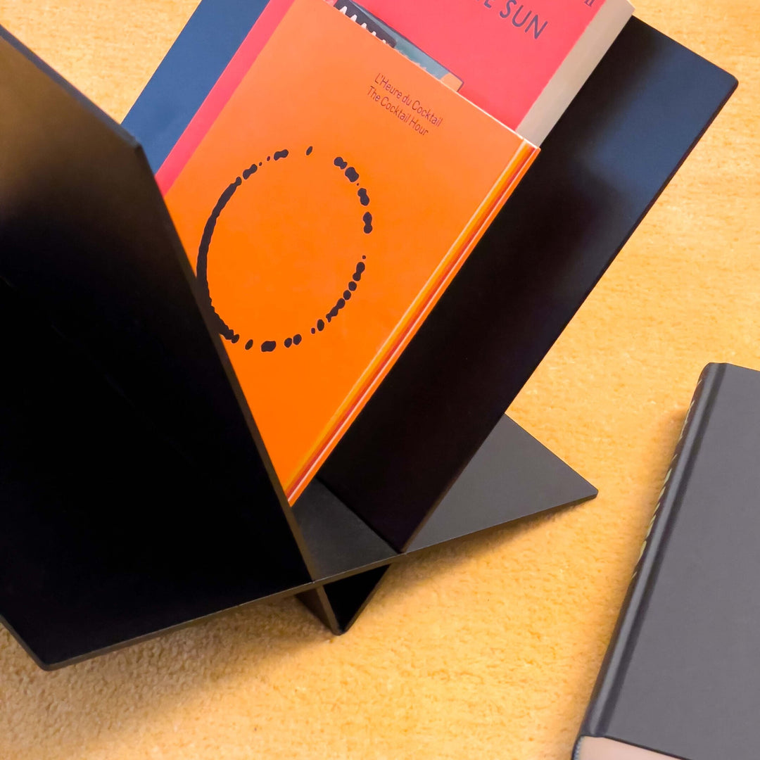 WACKELKANDIDAT - schräger Magazin-Sammler aus Aluminium | Lukas Heintschel