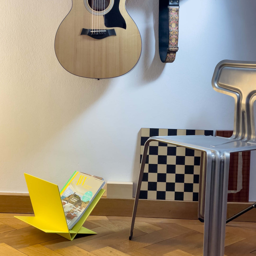 WACKELKANDIDAT - schräger Magazin-Sammler aus Aluminium | Lukas Heintschel