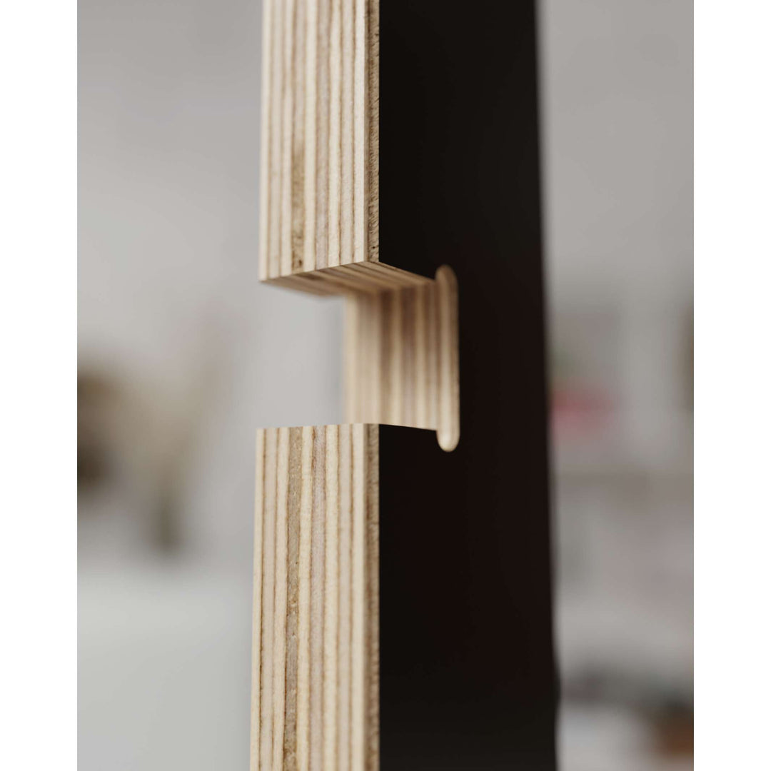 SCHLAGSEITE - Bücherregal mit Neigung | BREUER & BONO