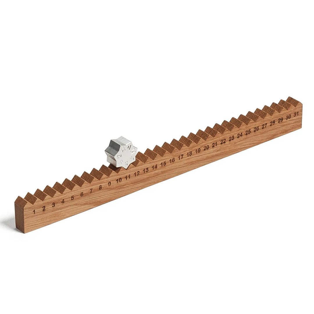 Perpetual Calendar "Monthly Measure" – Oak · 32 cm | side by side