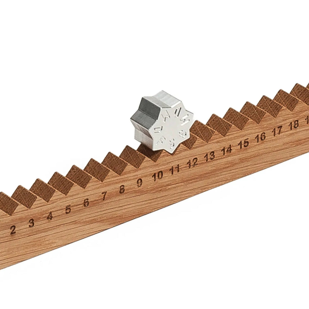 Perpetual Calendar "Monthly Measure" – Oak · 32 cm | side by side