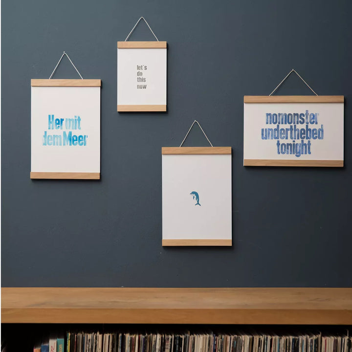 Magnetische Posterleiste A2 – Eiche · 42 cm | side by side