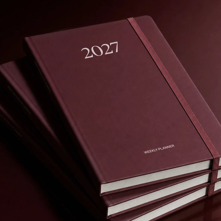 Wochenplaner 2027 – Steinpapier · A5 Hardcover · Burgundy | Karst