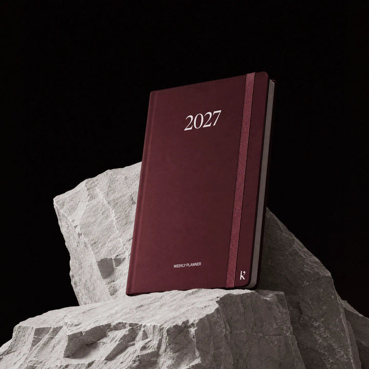 Wochenplaner 2027 – Steinpapier · A5 Hardcover · Burgundy | Karst