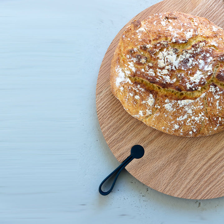 BIG HUG - round cutting board - 30 cm ∅ | Hans Thyge & Co | DesignBite