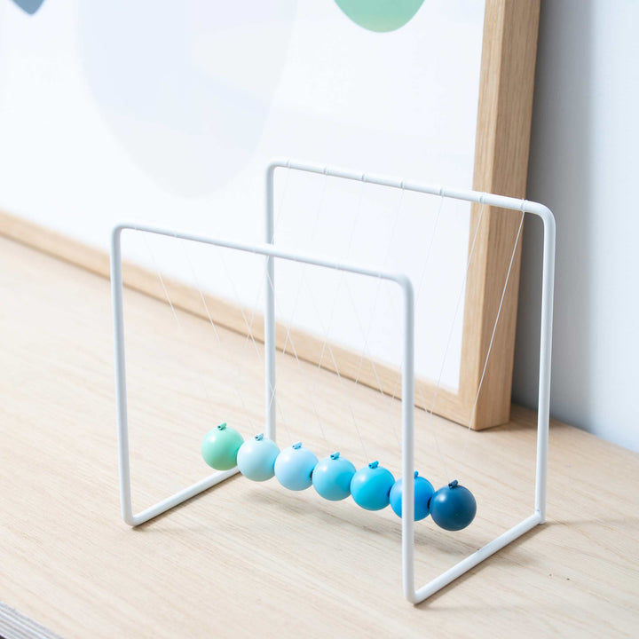 GRADIENT NEWTON's CRADLE - Wissenschafts-Spielzeug | Block Design