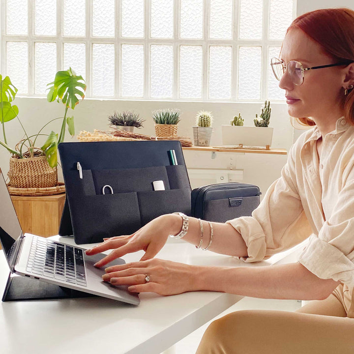 STAND-UP SLEEVE - Desktop-Organizer mit Laptop- & Tablet-Hülle - 13 oder 15" | beblau
