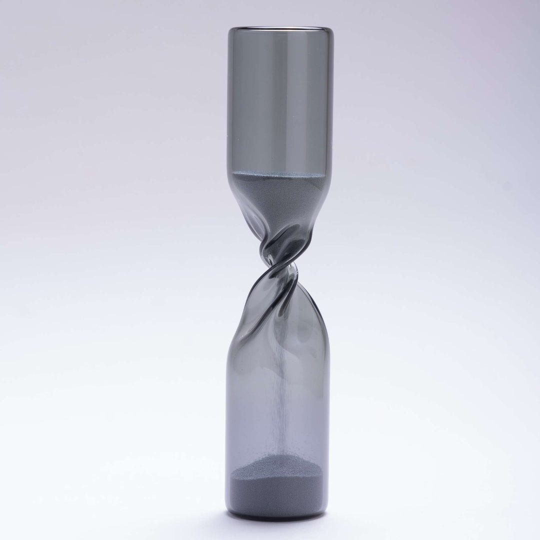 TIMELESS - meditative Sanduhr ohne Zeitmessung -  mundgeblasenes Grauglas - Studio Cohaku | 100percent