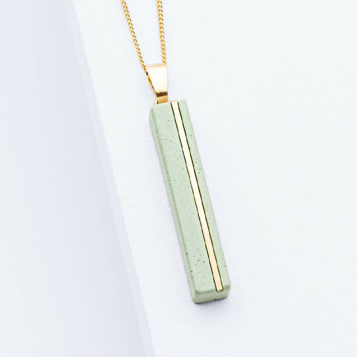 studio4l-betonschmuck-kette-c1-gold-gruen--1000x1000