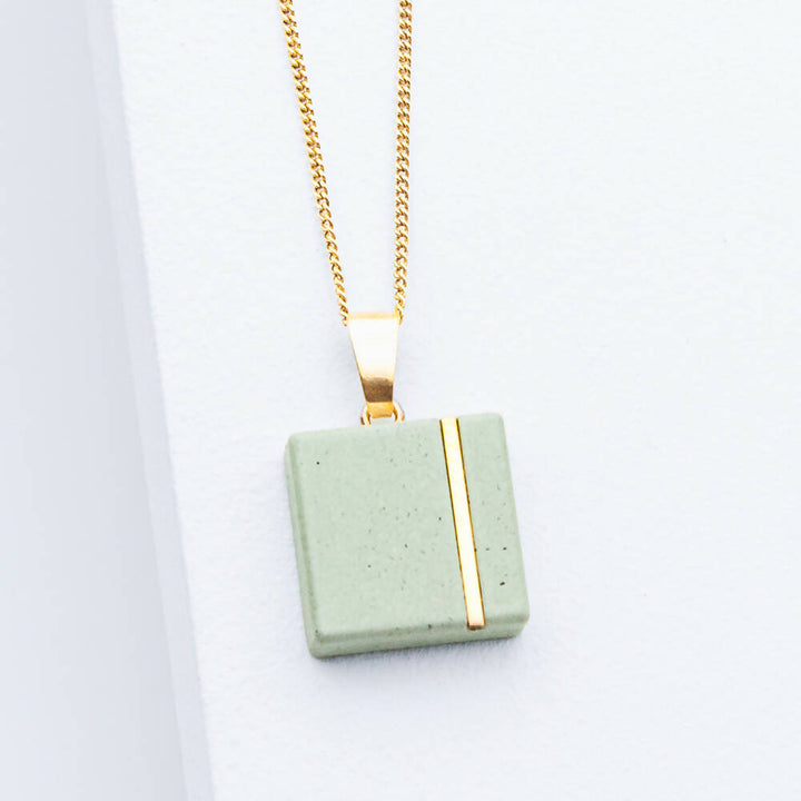 studio4l-betonschmuck-kette-c30-gold-gruen-1000x1000